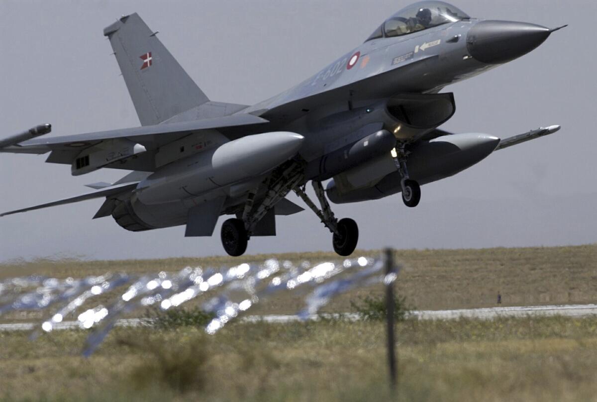 ARCHIVO - Un avión de combate F-16 de la fuerza aérea noruega aterriza en una base aérea turca, 