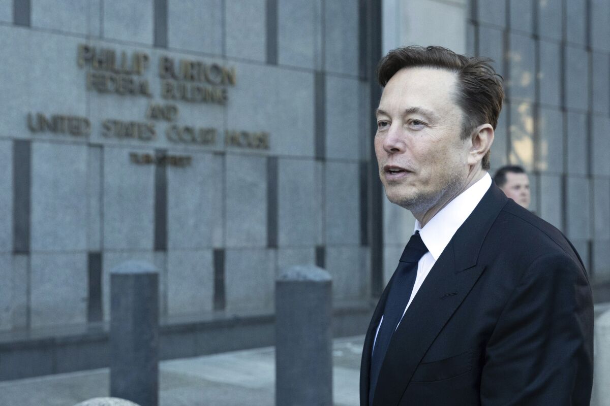 Elon Musk sale de un tribunal federal de San Francisco, el martes 24 de enero de 2023.