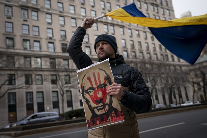 Un hombre participa en una protesta contra la invasión rusa de Ucrania 