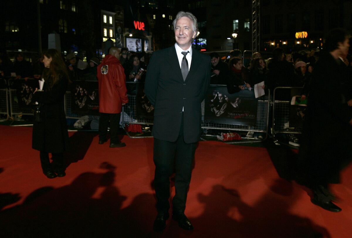 En esta foto del 10 de enero del 2008, el actor Alan Rickman llega al estreno europeo de "Sweeney Todd: The Demon Barber of Fleet Street", en Londres. Rickman murió el 14 de enero del 2016 a los 69 años.