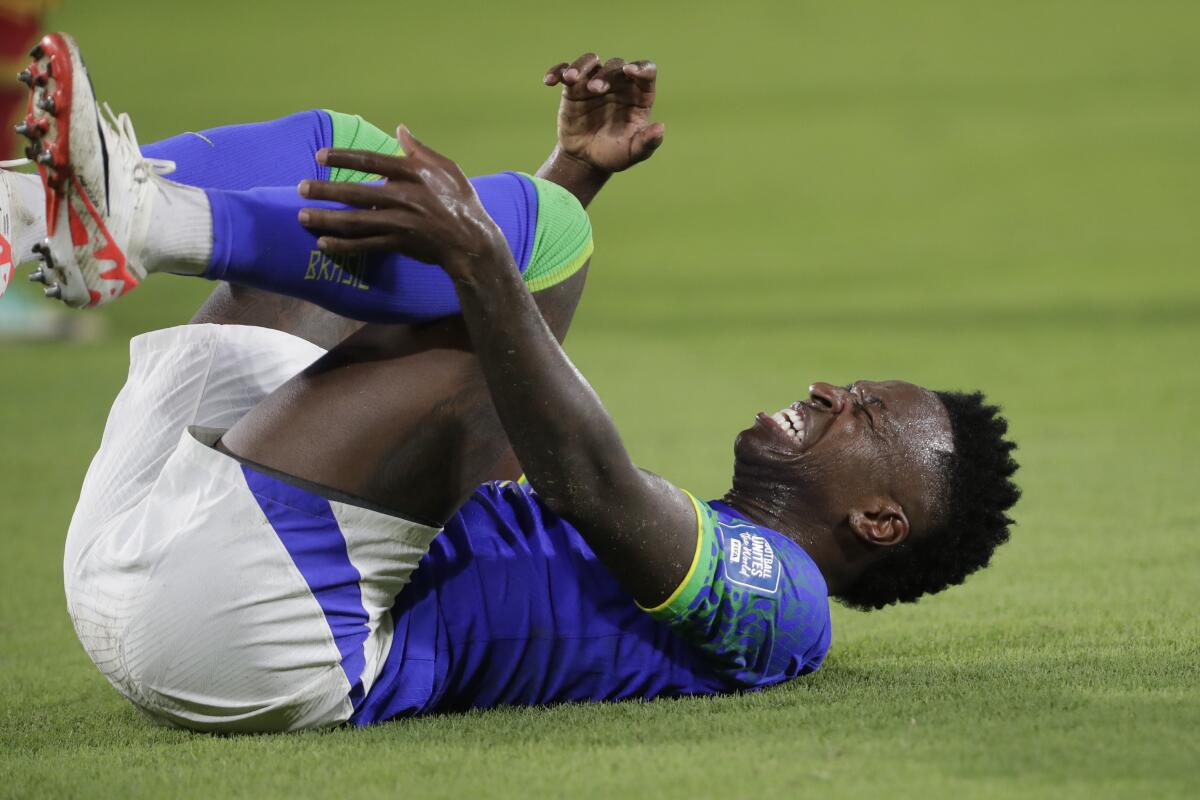 El brasileño Vinicius Junior se queda del dolor tras lesionarse durante el encuentro de la eliminatoria 