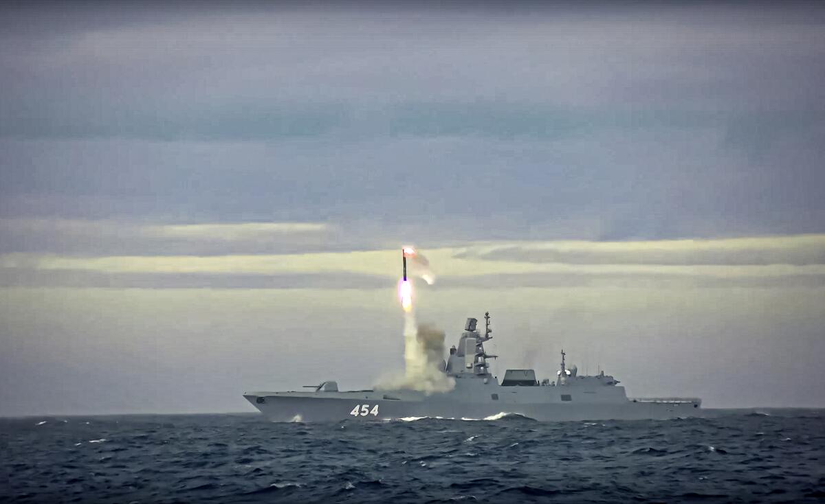  la fragata rusa Almirante Gorshkov de la Armada rusa dispara un misil hipersónico Zircon 