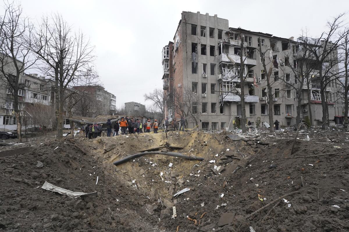 Las secuelas de un bombardeo ruso en Járkiv, Ucrania, el 2 de enero de 2024.