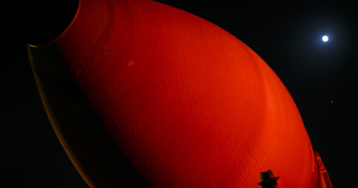 Uzay mekiği Endeavour’un dev turuncu dış tankı son yolculuğuna başlıyor