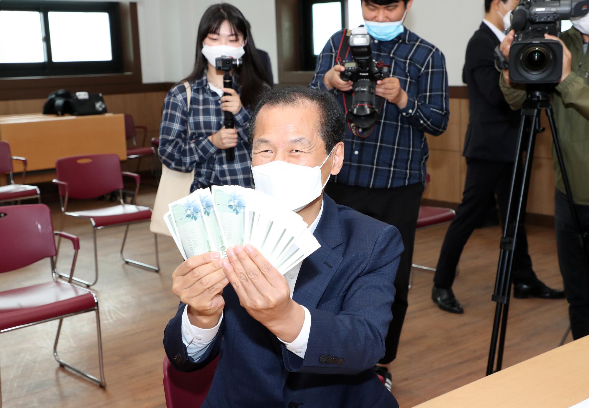 Choi Moon-soon, the governor of Gangwon Province, spends his economic stimulus money at Jungang Market