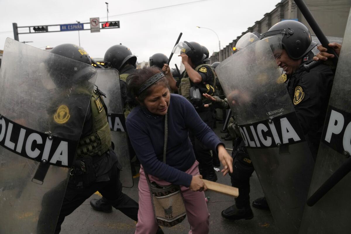 Partidarios del expresidente Pedro Castillo confrontan a policías antidisturbios 