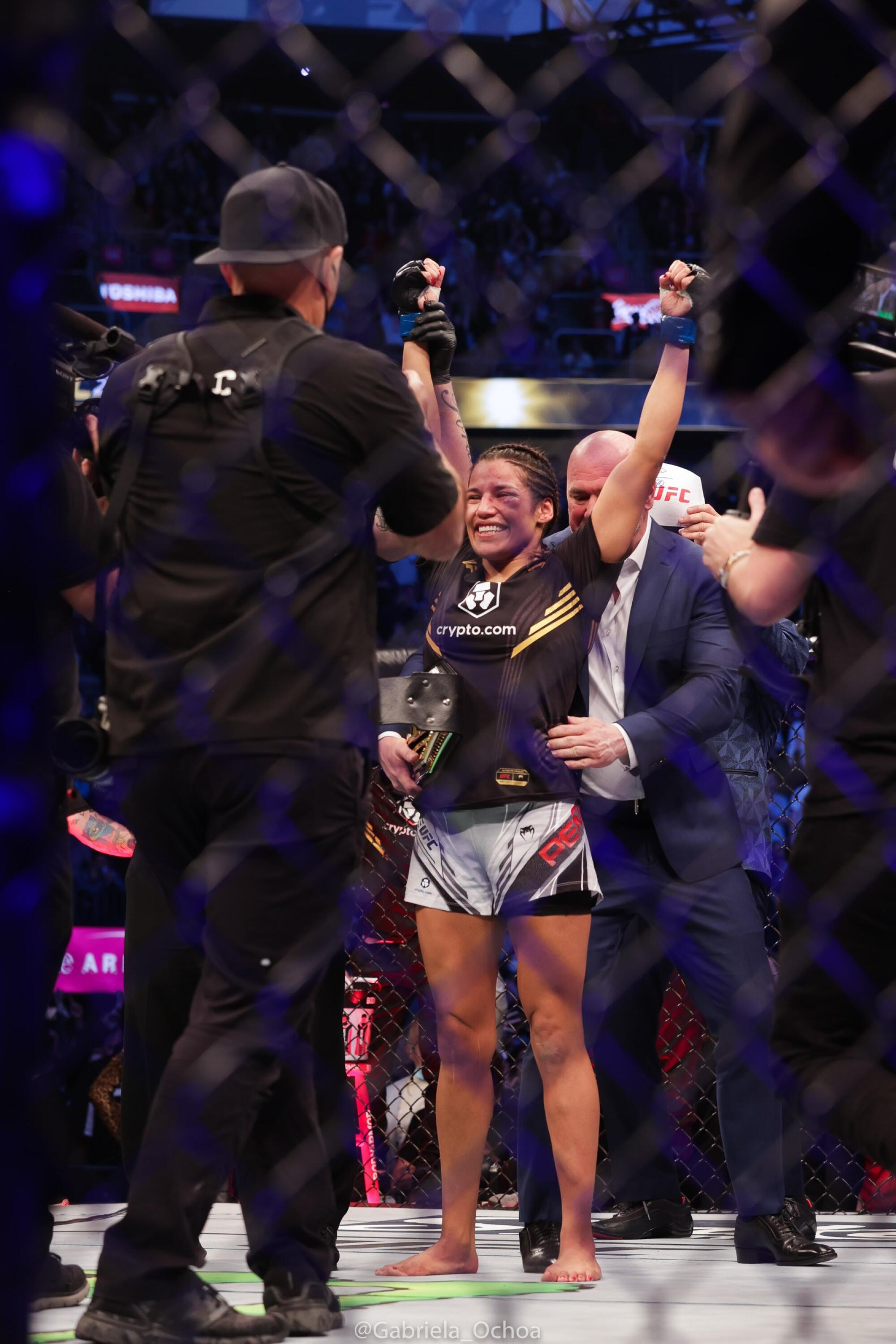 Julianna Peña recibe el cinturón de parte del presidente de UFC, Dana White.