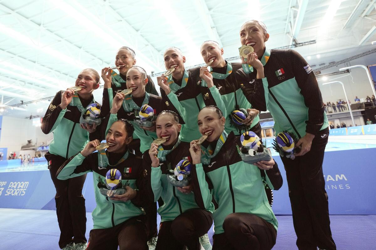 El equipo de México celebra con sus medallas tras ganar 