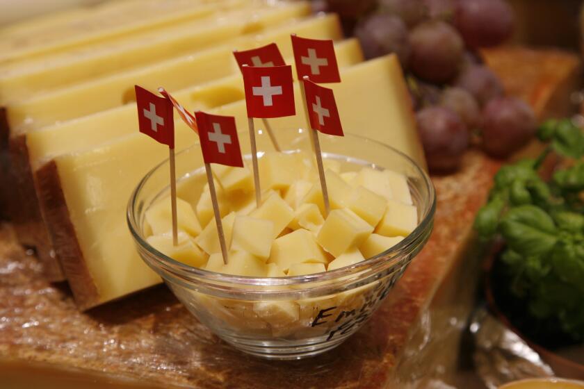 ARCHIVO - Quesos suizos presentados en la feria Eat'n Style en Colonia, Alemania, 14 de noviembre de 2008. El presidente de la cámara de productos lácteos suiza SMP dice que el país en 2023 importará más queso del que exporta por primera vez. (AP Foto/Hermann J. Knippertz, File)