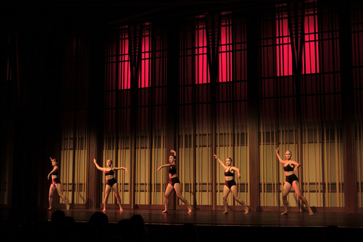 5 women modern dancers on a stage