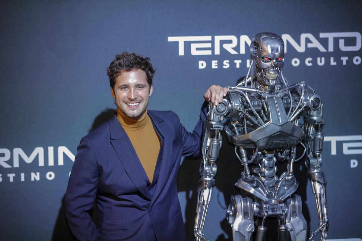 Boneta durante su paso por la alfombra roja de "Terminator: Dark Fate" en la Ciudad de México.