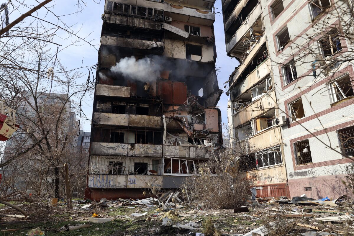 Un edificio de apartamentos después de que un misil ruso lo dañara el miércoles 22 de marzo de 2023