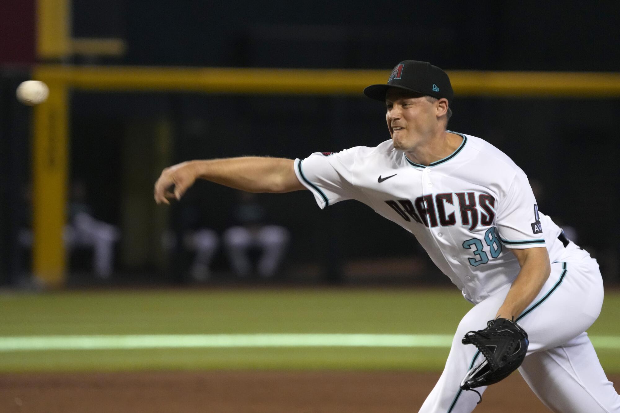 Arizona Diamondbacks yardımcısı Paul Sewald, 4 Eylül 2023'te Phoenix'te Colorado Rockies'e karşı atış yapıyor.
