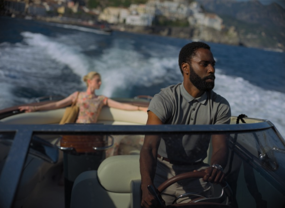 Elizabeth Debicki, a la izquierda, y John David Washington