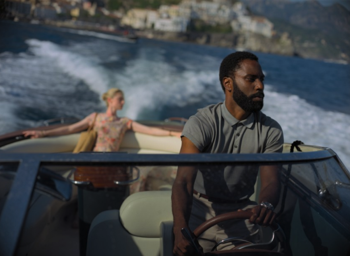 Elizabeth Debicki, a la izquierda, y John David Washington 