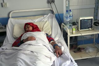 Una niña afgana presuntamente envenenada recibe tratamiento en un hospital en la provincia norteña de Sar-e-Pul, 5 de junio de 2023. Un funcionario de educación en el norte de Afganistán dice que unas 80 niñas de dos escuelas primarias han sido envenenadas como parte de una campaña. (AP Foto)