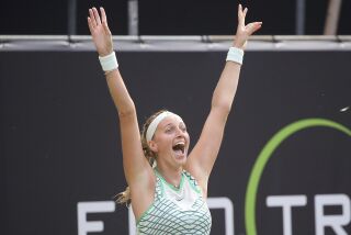 Petra Kvitova celebra tras derrotar a Donna Vekic en la final del Abierto de Berlín, el domingo 25 de junio de 2023. (Wolfgang Kumm/dpa vía AP)