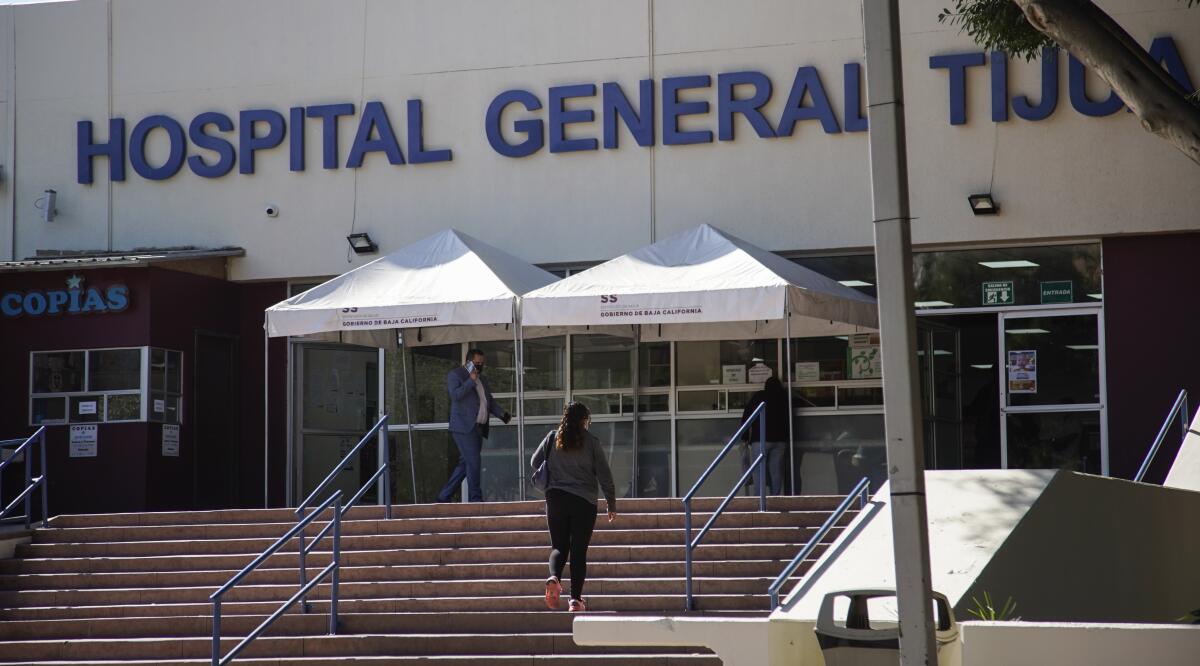 Ana, guatemalteca de 37 años, llega al hospital de Tijuana