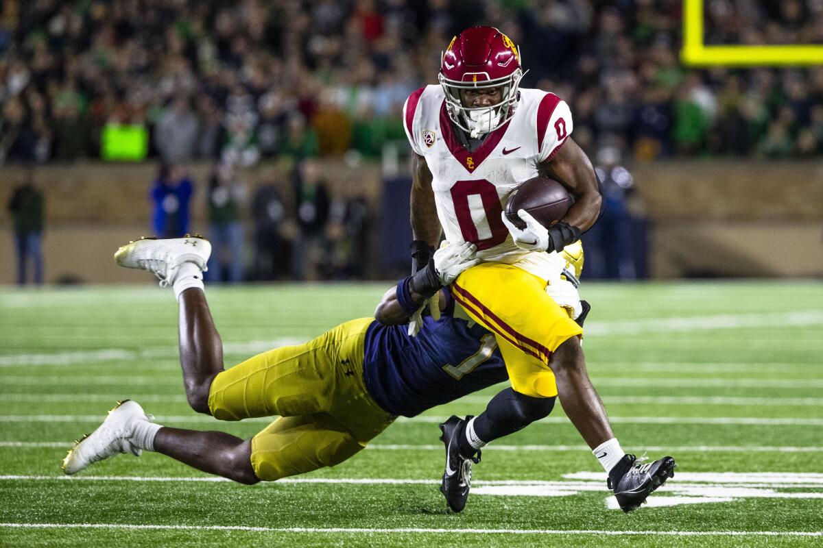 USC geri koşuyor MarShawn Lloyd, Notre Dame savunma görevlisi Javontae Jean-Baptiste'den uzaklaşmaya çalışıyor