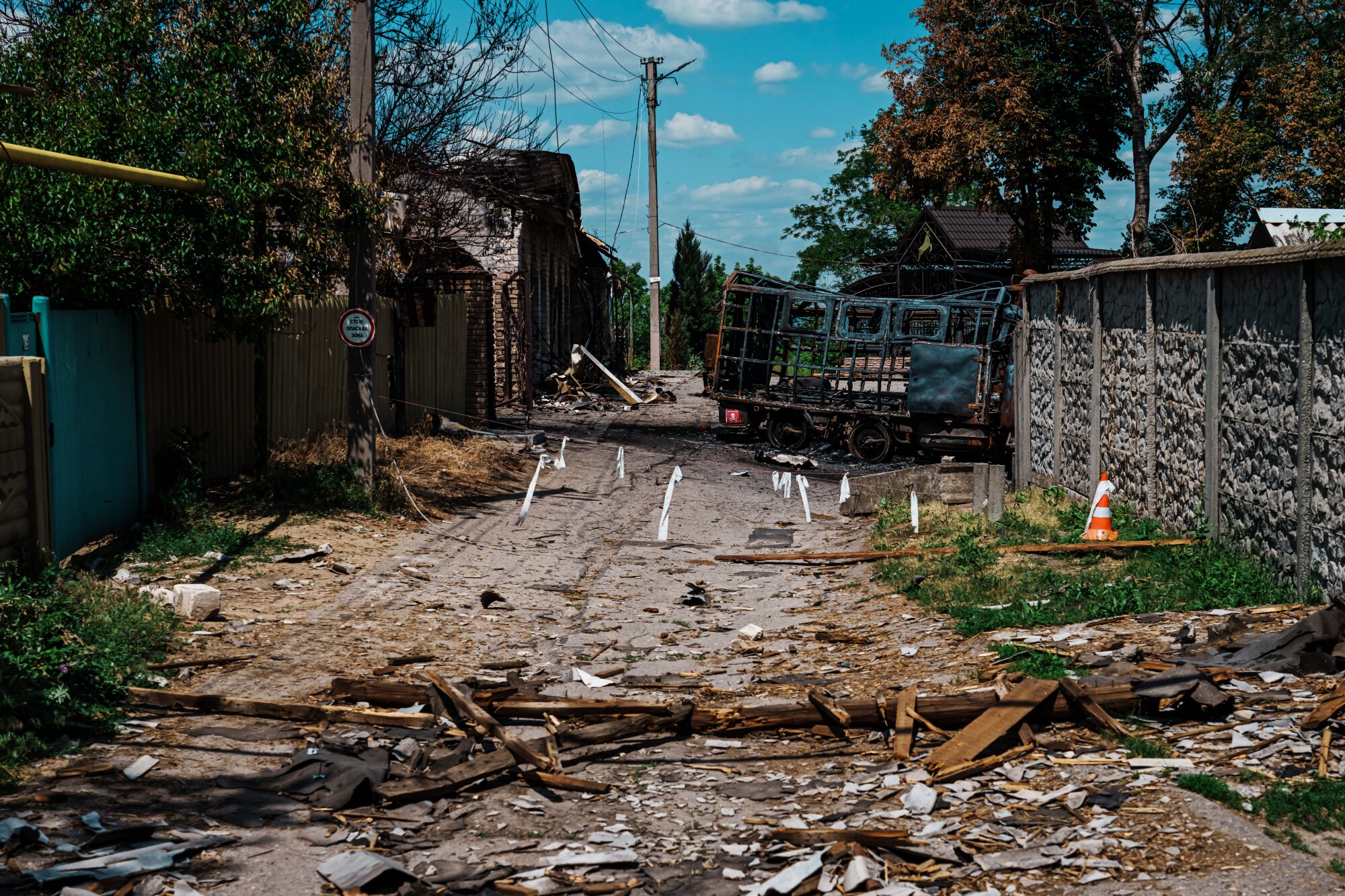 Ukrayna'nın Lysychansk kentinde bir kargo kamyonunun bombalanmasının ardından bir sokak enkazla kaplandı.