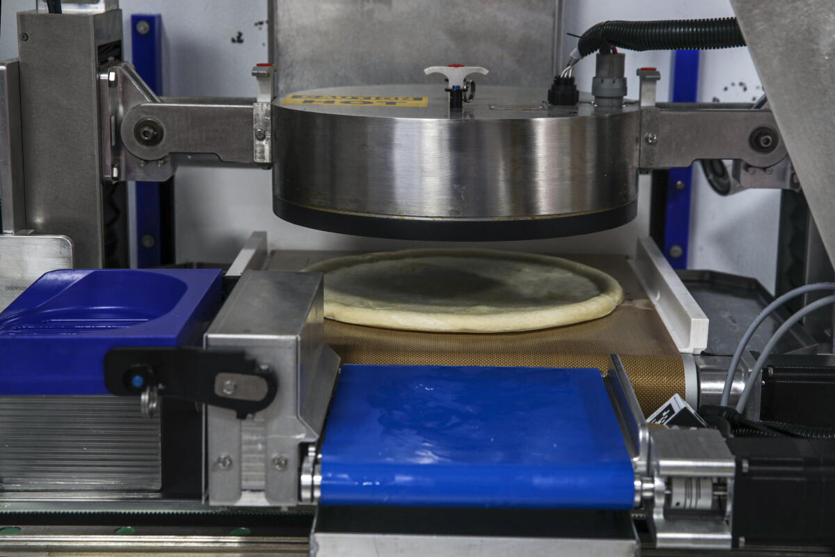 Pizza Rotating Prototype SpaceX rocket scientists built a robot that makes $8 pizzas - Los ...