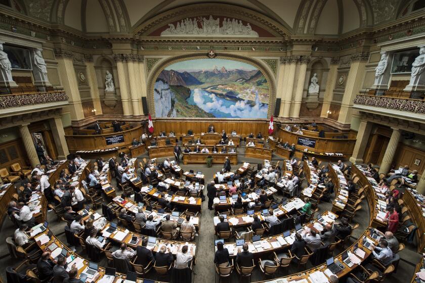 ARCHIVO - Vista general del parlamento suizo en Berna, Suiza, el 15 de septiembre de 2014 (Peter Schneider/Keystone vía AP, Archivo)