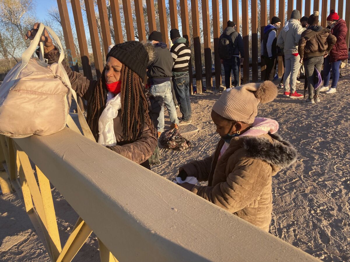 Pondrán fin a límites al asilo en frontera México-EEUU - Los Angeles Times