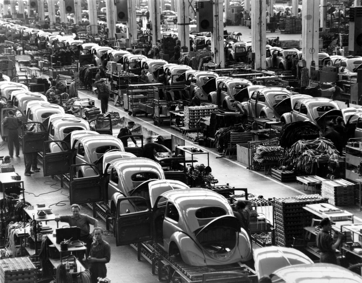 Foto de archivo del 16 de junio de 1954 de la planta de ensamblaje del escarabajo de Volkswagen en Wolfsburgo, Alemania Occidental, donde se encuentra la casa matriz de la empresa. La ciudad se prepara para tiempos duros a la luz de los problemas que está teniendo VW tras salir a la luz una maniobra para engañar a los reguladores estadounidenses.