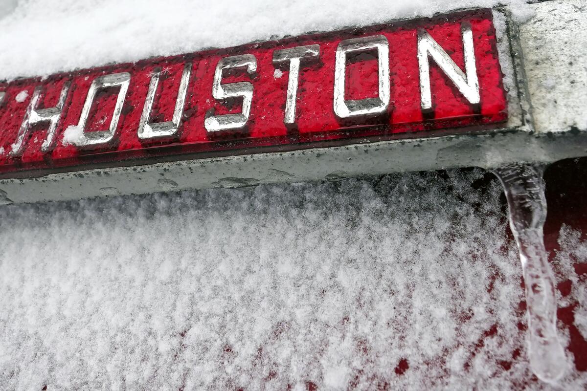 La foto del lunes muestra un letrero cubierto de hielo en Houston.