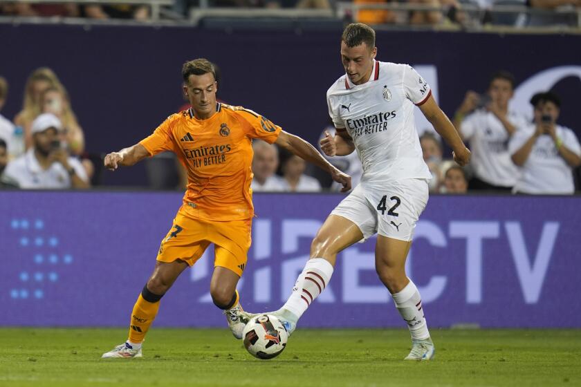 El mediocampista del Real Madrid Lucas Vázquez y el defensa del AC Milan Filippo Terracciano pelean por el control del balón en un encuentro amistoso en Chicago el miércoles 31 de julio del 2024. (AP Foto/Erin Hooley)