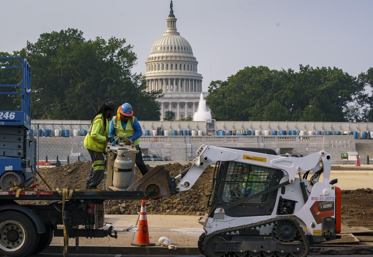 Trabajadores arreglan un parque cerca del Capitolio en Washington.