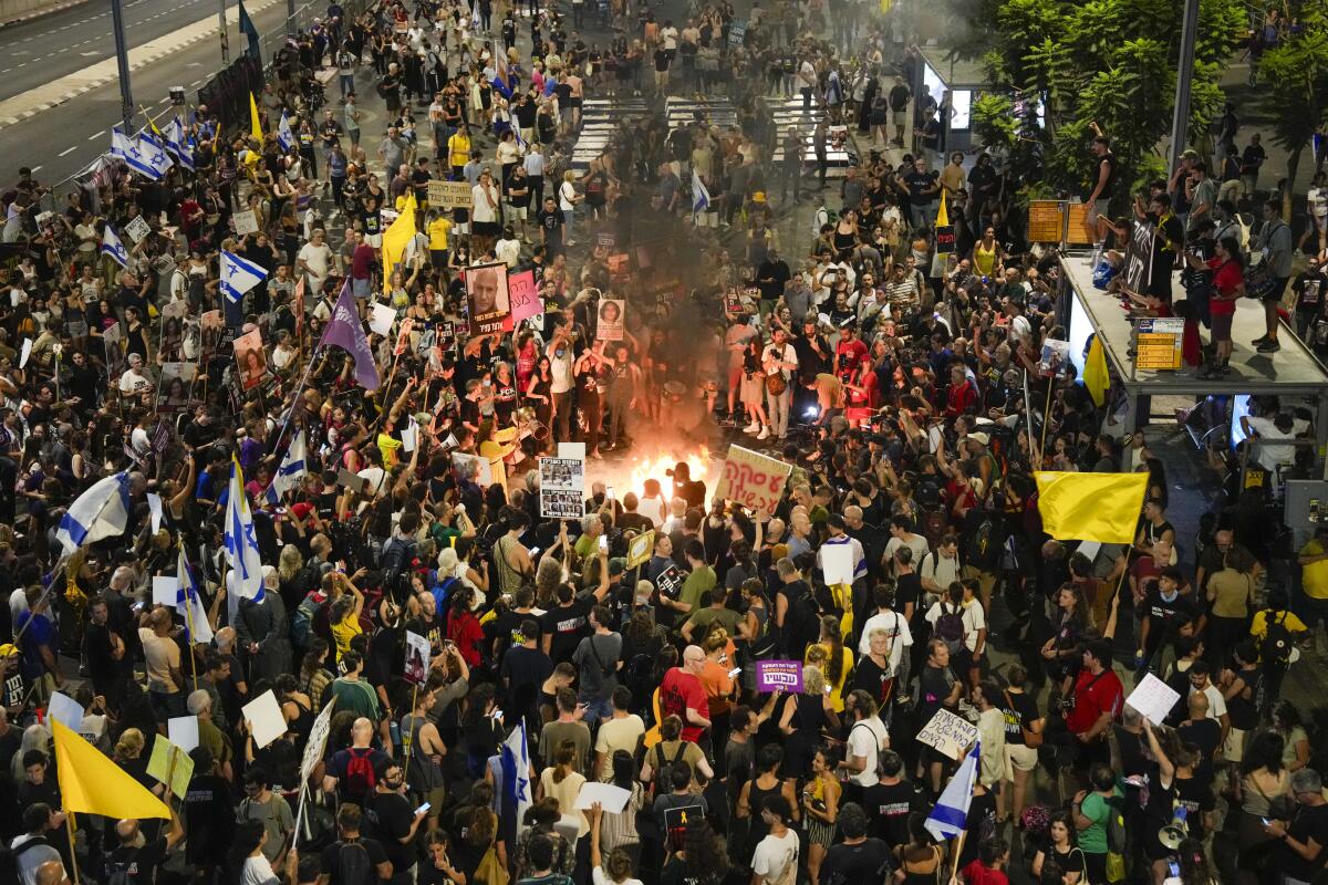 Manifestantes hacen una fogata durante una protesta para exigir un acuerdo de cese del fuego