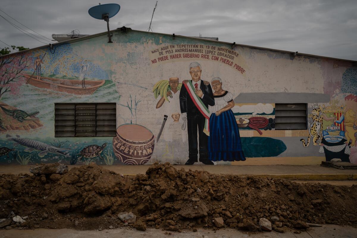 En la entrada de Tepetitán, un mural al costado de una casa honra a López Obrador