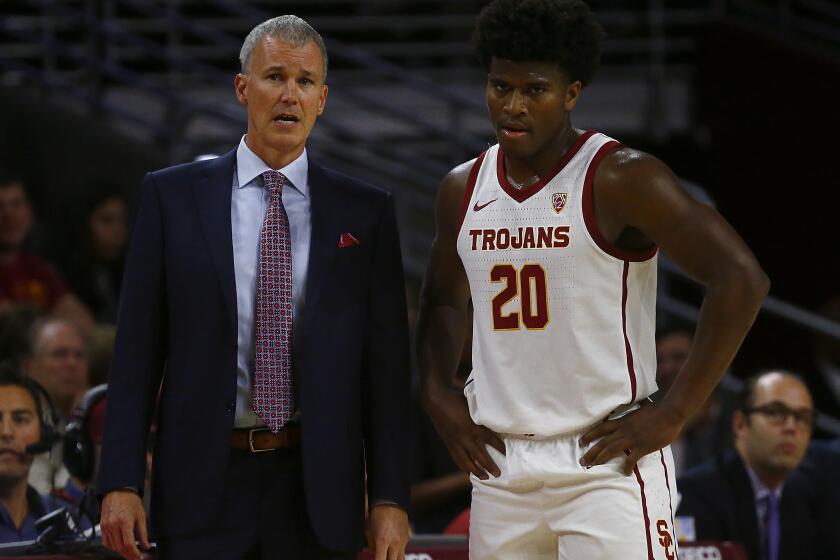 LOS ANGELES, CALIF. - NOV. 19, 2019. USC head coach Andy Enfield talks with guard Ethan Anderson in the second half at the Galen Center in Los Angeles on Tuesday might, Nov. 19, 2019. (Luis Sinco/Los Angeles Times)