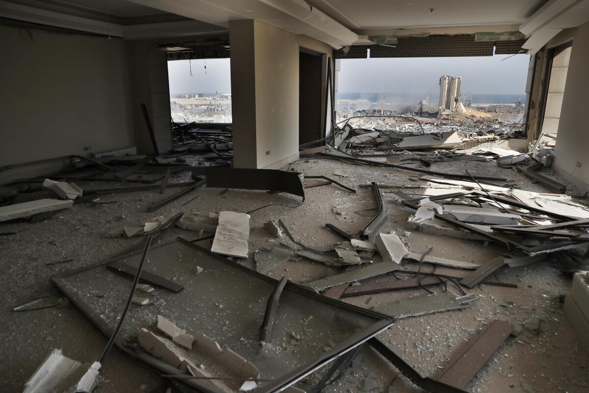 Vista de los daños causados por una explosión en el puerto de Beirut. (AP Foto/Hussein Malla)