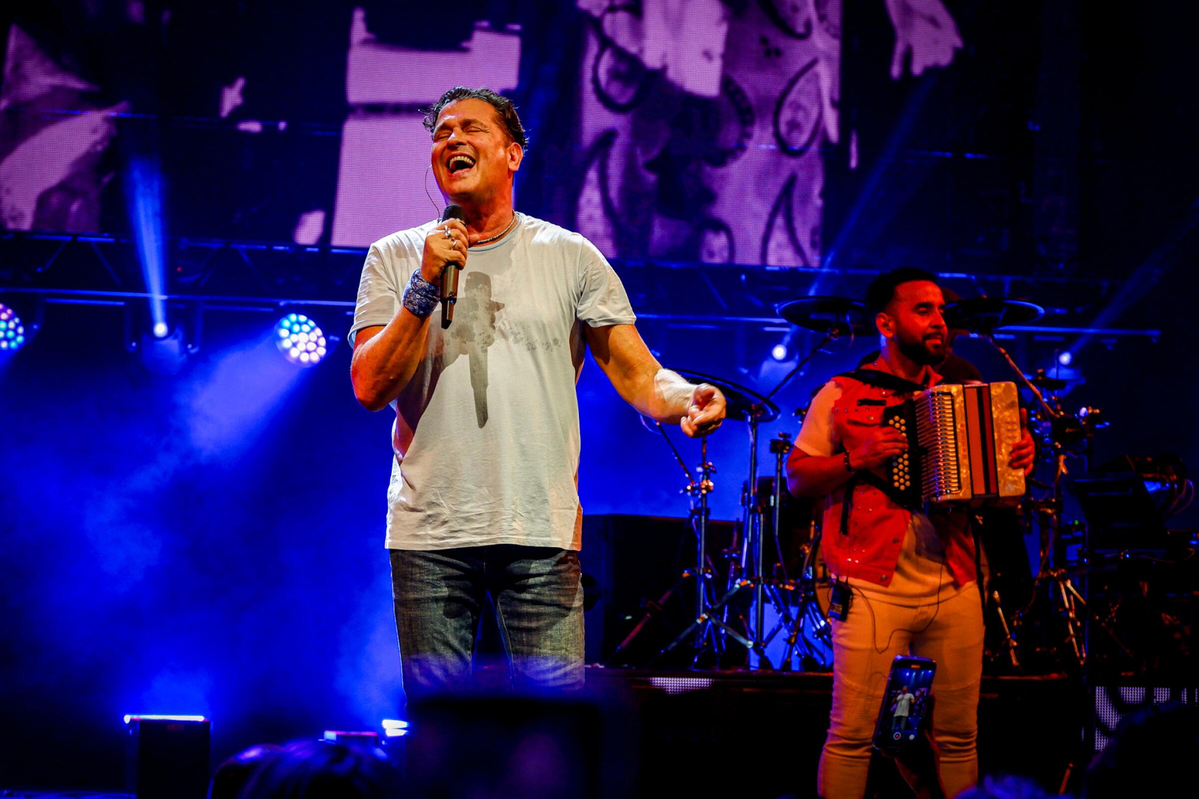 Carlos Vives cerró su gira "El Tour de los 30" con un emotivo concierto en Los Ángeles antes de irse a Sevilla