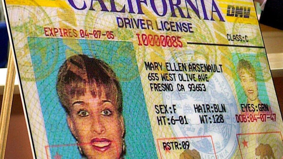Una copia de la licencia de conducir otorgada por el estado, en Culver City, California.