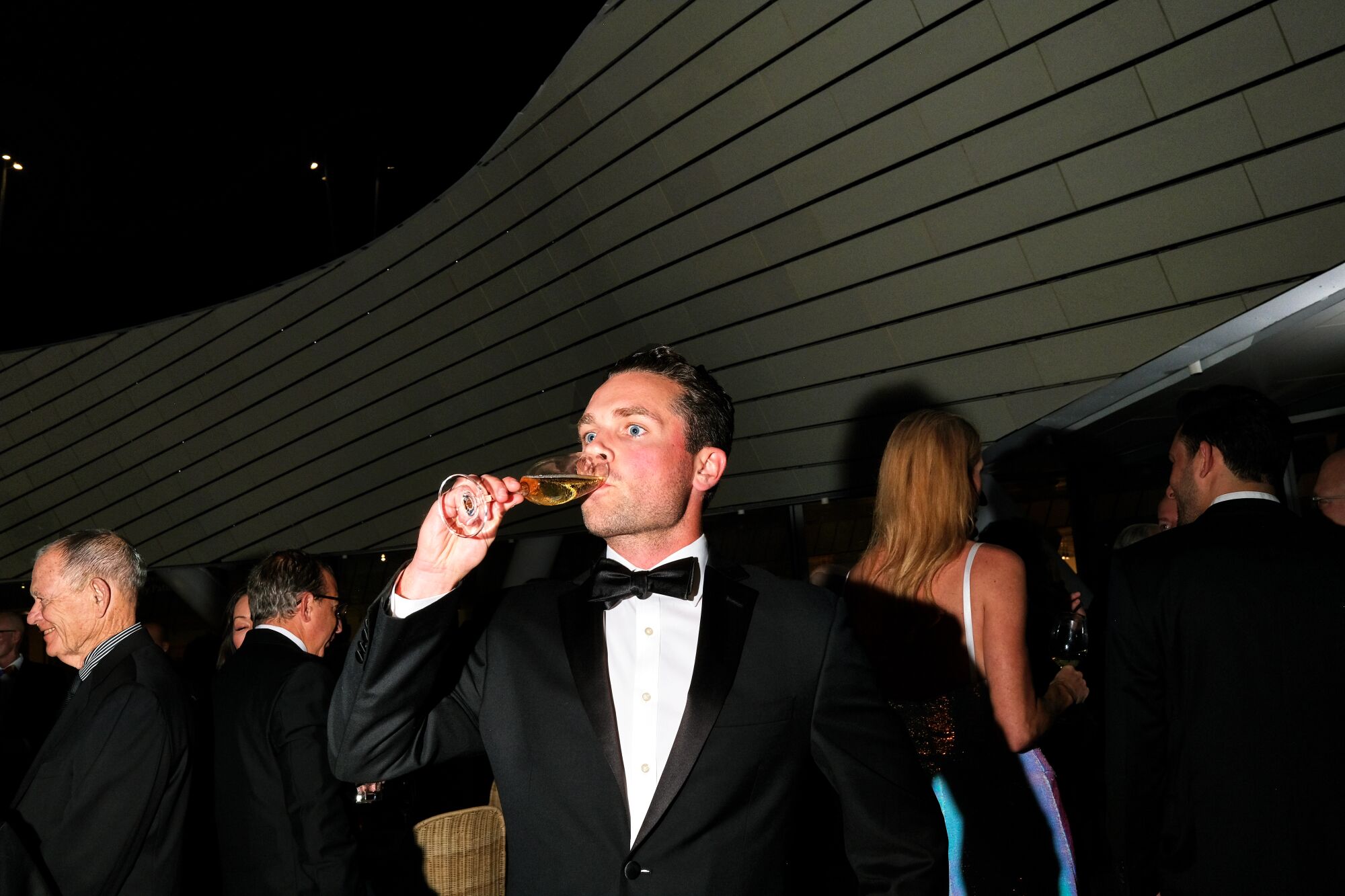 Mężczyzna pije szampana.