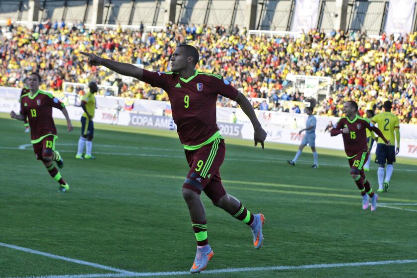 El jugador de Venezuela, José Rondón, festeja un gol contra Colombia el domingo, 14 de junio de 2015, en Rancagua, Chile.