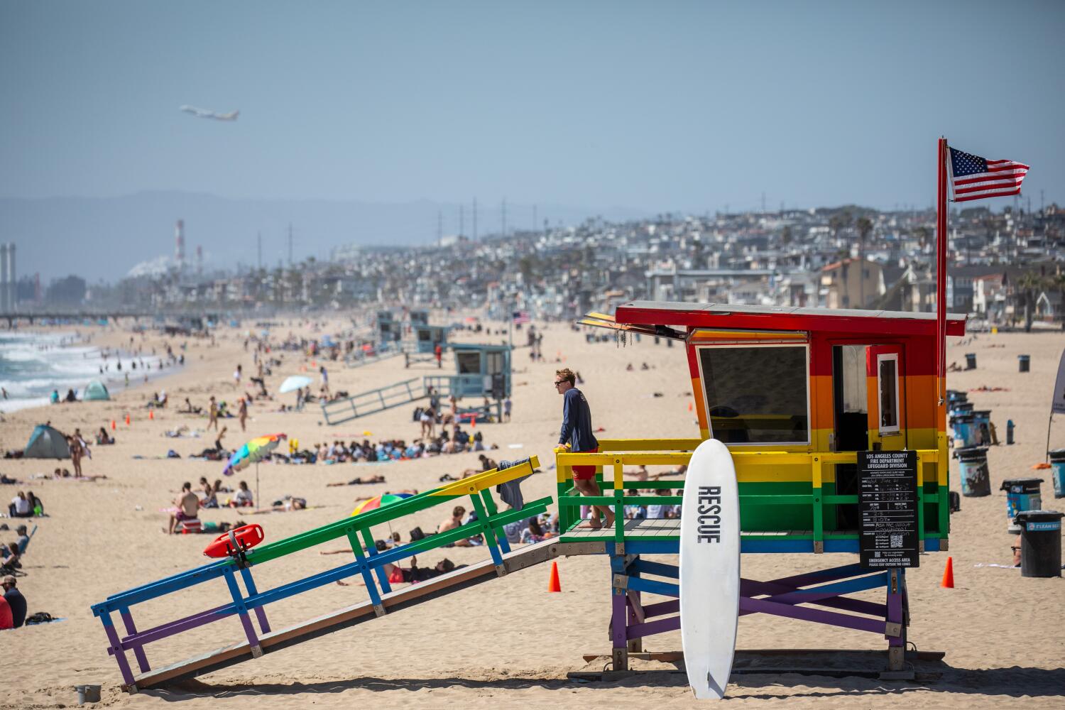 Body of man with gunshot wound found in ocean off Hermosa Beach Body of man with gunshot wound found in ocean off Hermosa Beach