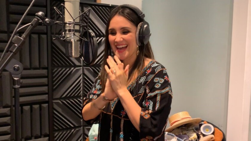 Dulce María regresa alos estudios de grabación tras debutar como mamá.