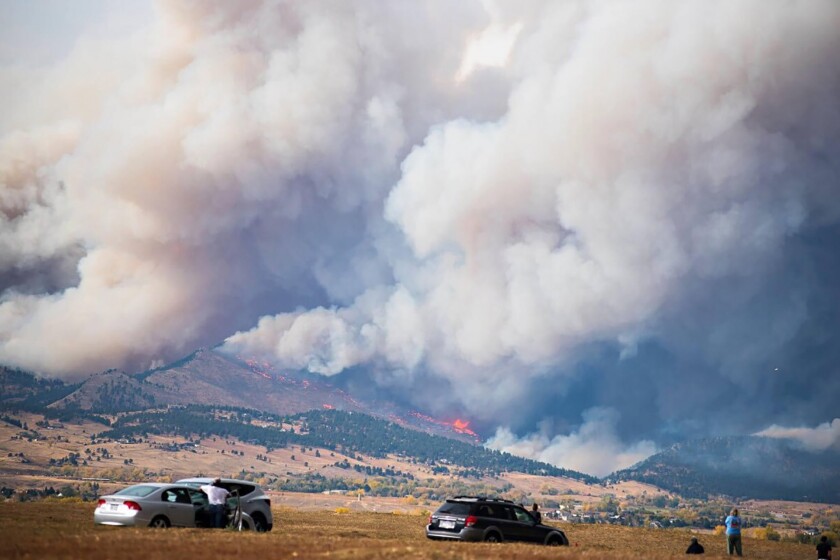 En esta imagen cortesía de Shannon Kiss se ve un incendio forestal el domingo 18 de octubre de 2020, en Gunbarrel, Colorado. (Shannon Kiss vía AP)