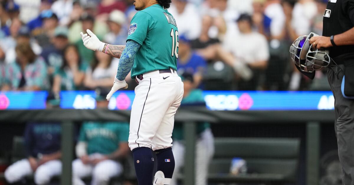 Seattle Mariners second baseman Kolten Wong runs out onto the field before  a baseball game against the St. Louis Cardinals, Sunday, April 23, 2023, in  Seattle. (AP Photo/Lindsey Wasson Stock Photo - Alamy