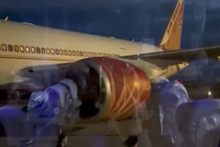 Esta imagen tomada de un video facilitado por el pasajero Girvaan Singh Kahma muestra el avión Boeing 777 de Air India después de que aterrizara por una falla en un motor en el aeropuerto de Magadan, en Siberia, Rusia, el martes 6 de junio de 2023. El avión viajaba de Nueva Delhi a San Francisco. (Girvaan Singh Kahma vía AP)