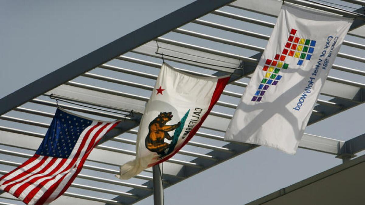 La bandera flamea sobre el techo del Ayuntamiento de West Hollywood, ubicado en Santa Monica Boulevard.