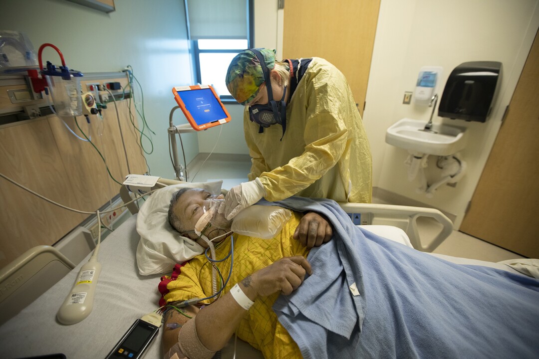 Para dos pacientes de COVID-19, la vida y la muerte dependen de 'el tubo' -  Los Angeles Times