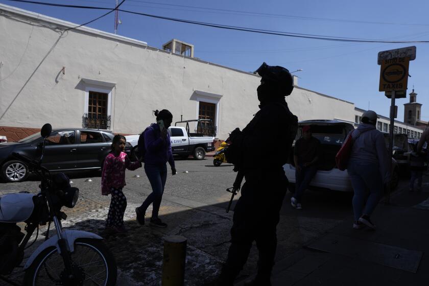 Un agente policial municipal hace guardia en Maravatío, en el estado de Michoacán, México, el martes 27 de febrero de 2024. Dos aspirantes a alcalde de esta ciudad fueron asesinados a tiros el día anterior con horas de diferencia en eventos separados, y poco antes del inicio de la campaña para las elecciones generales del 2 de junio. (AP Foto/Fernando Llano)