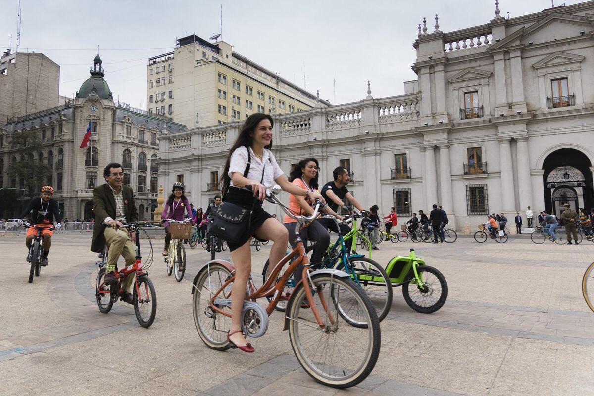 Ciclistas participan en el Foro Mundial de la Bicicleta en abril de 2016 afuera del Palacio de La Moneda en Santiago, Chile.