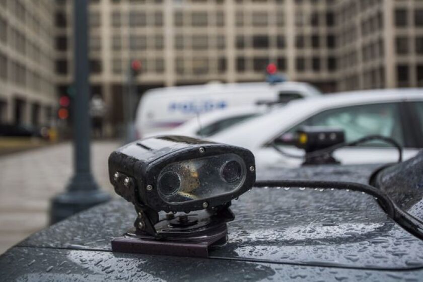 Un lector de placas automatizado está montado en la parte trasera de un auto de policía sin identificación en Washington, DC, en 2014. (Jim Lo Scalzo / EPA).