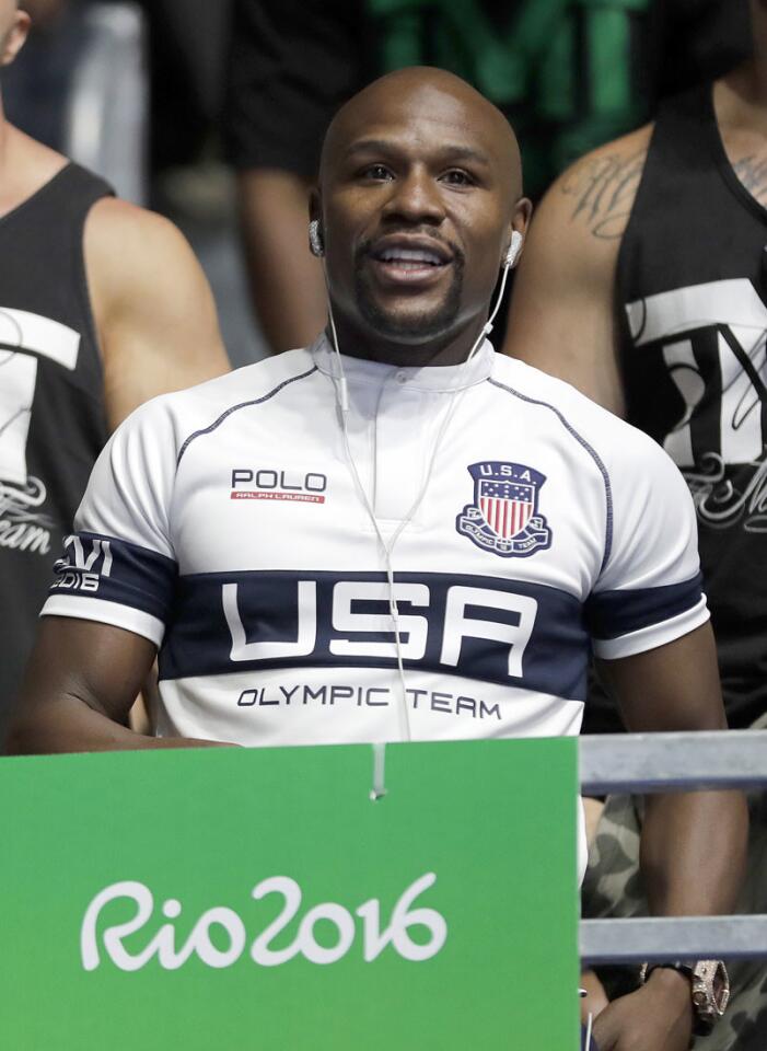 El ex pugilista Floyd Mayweather Jr. observa los combates del boxeo olímpico en Riocentro durante los Juegos de Río 2016.